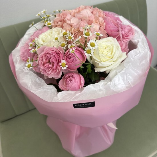 Букет из гортензии,роз и ромашек с доставкой по Екатеринбургу