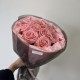 Букет с розовыми розами в стильной упаковке с доставкой по екатеринбургу