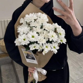 Букет-комплимент из хризантем в крафте с доставкой по екатеринбургу