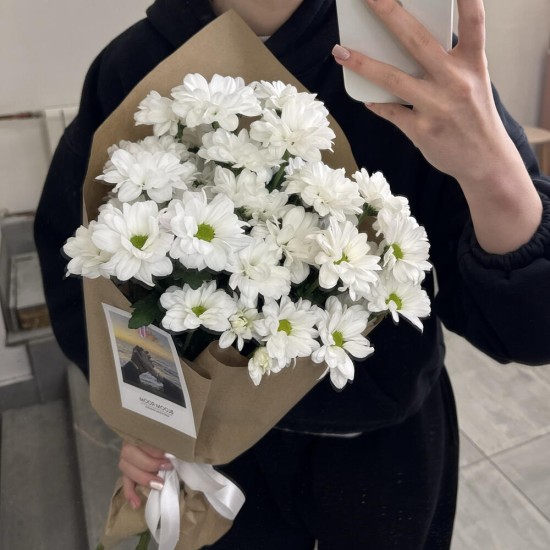 Букет-комплимент из хризантем в крафте с доставкой по екатеринбургу