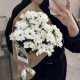 Букет-комплимент из хризантем в крафте с доставкой по екатеринбургу