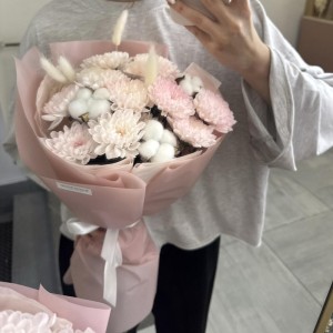 нежный букет-комплимент из хризантем и хлопка с доставкой по екатеринбургу