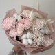 нежный букет-комплимент из хризантем и хлопка с доставкой по екатеринбургу