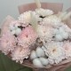 нежный букет-комплимент из хризантем и хлопка с доставкой по екатеринбургу