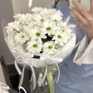 Букет-комплимент их хризантем с доставкой по Екатеринбургу