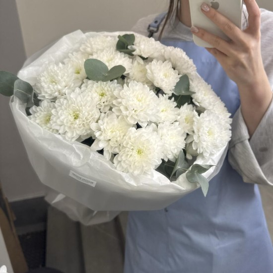 Светлый буеет из хризантем с эвкалиптом с доставкой по Екатеринбургу